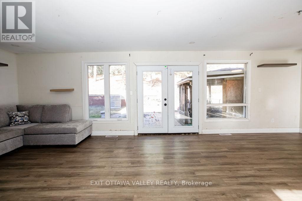 656 Birch Street, Petawawa, Ontario  K8A 7K6 - Photo 4 - X12489480