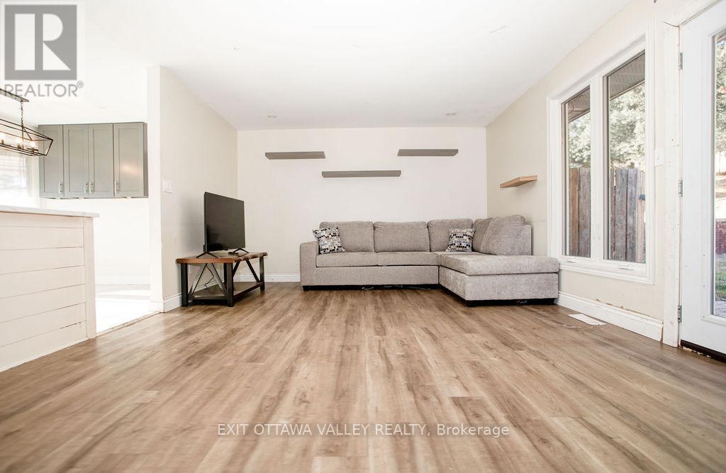 656 Birch Street, Petawawa, Ontario  K8A 7K6 - Photo 5 - X12489480