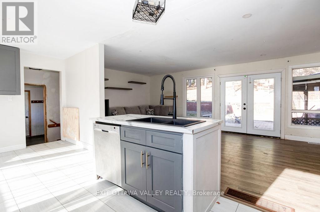 656 Birch Street, Petawawa, Ontario  K8A 7K6 - Photo 6 - X12489480