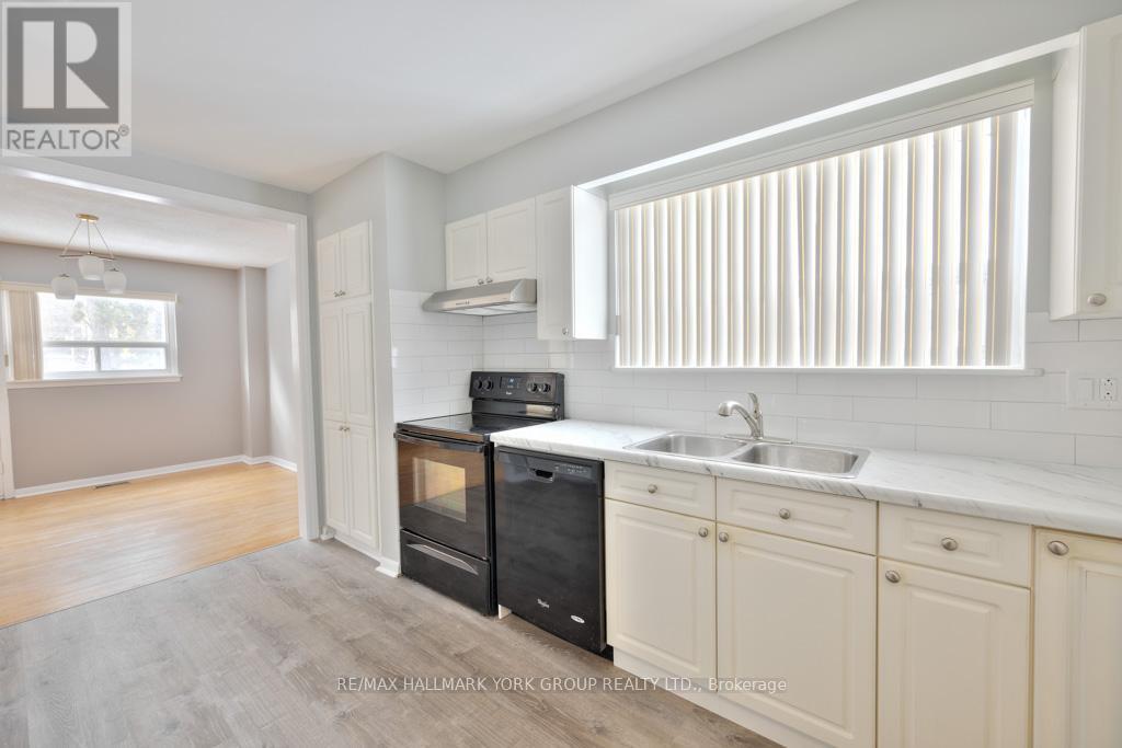 28 Bison Drive, Toronto, Ontario  M2R 2Y2 - Photo 3 - C12489410