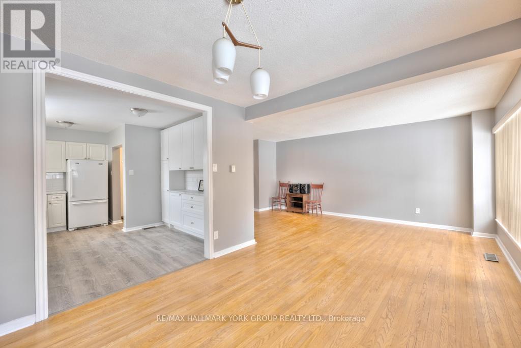 28 Bison Drive, Toronto, Ontario  M2R 2Y2 - Photo 5 - C12489410