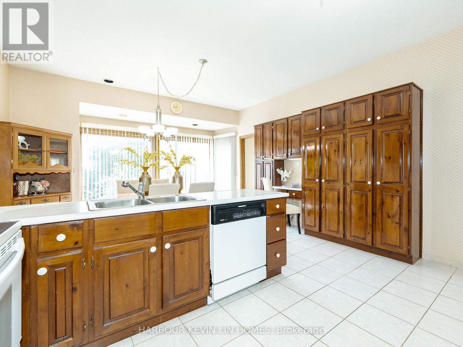 101 Leyburn Avenue, Richmond Hill, Ontario  L4C 0J6 - Photo 19 - N12489386