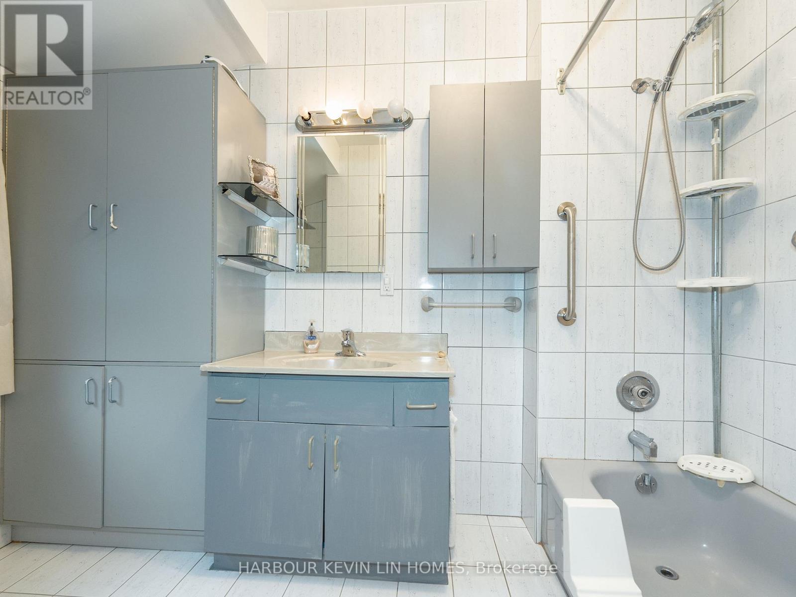 101 Leyburn Avenue, Richmond Hill, Ontario  L4C 0J6 - Photo 30 - N12489386