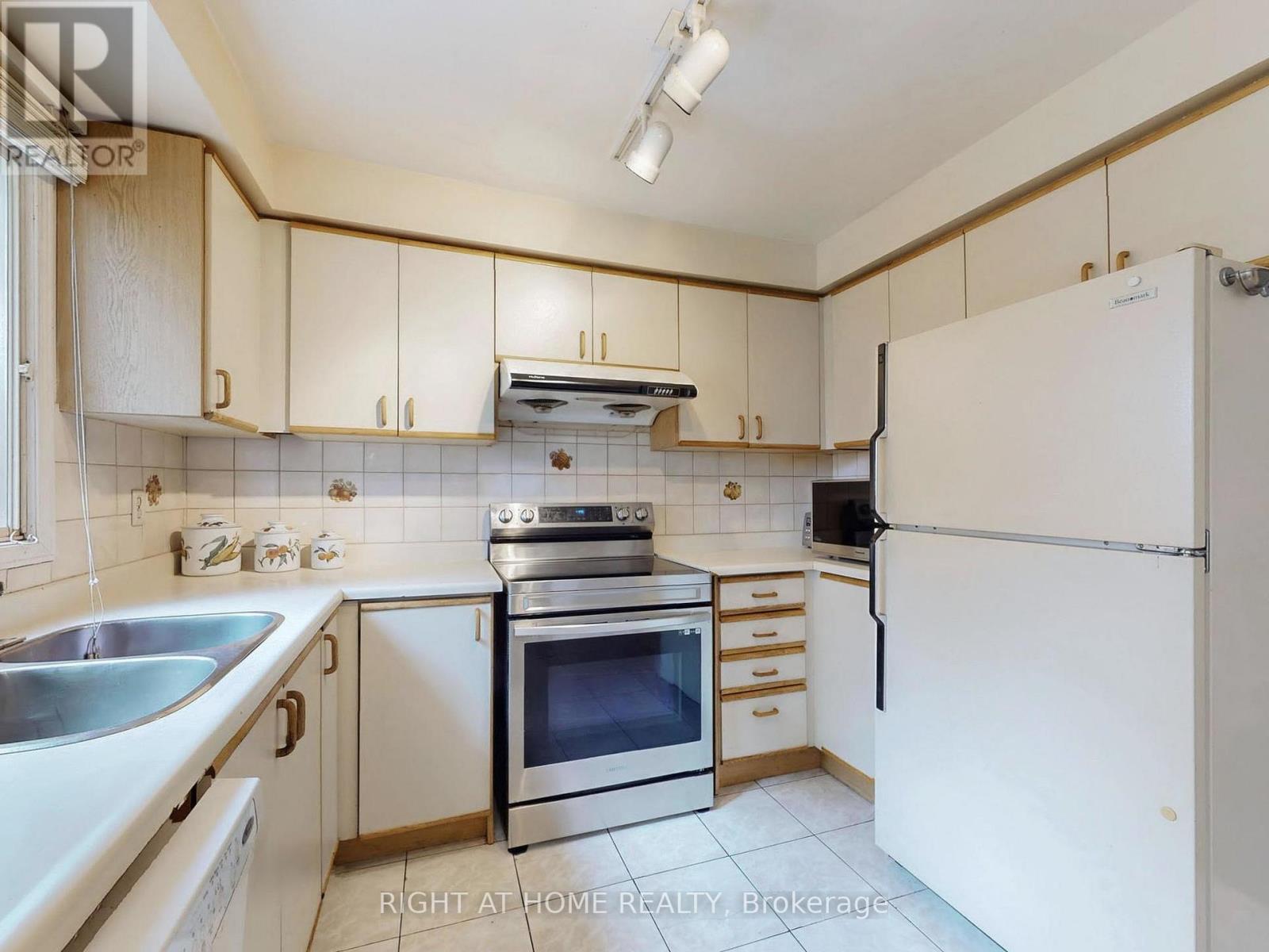 58 Samantha Circle, Richmond Hill, Ontario  L4B 2R6 - Photo 16 - N12489436