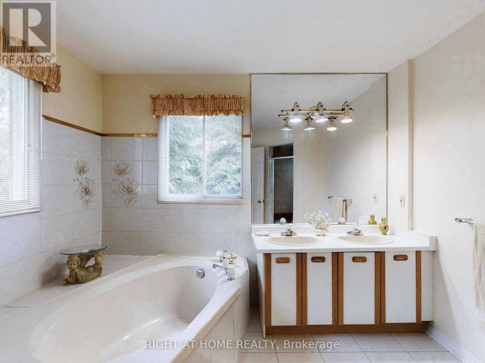 58 Samantha Circle, Richmond Hill, Ontario  L4B 2R6 - Photo 29 - N12489436