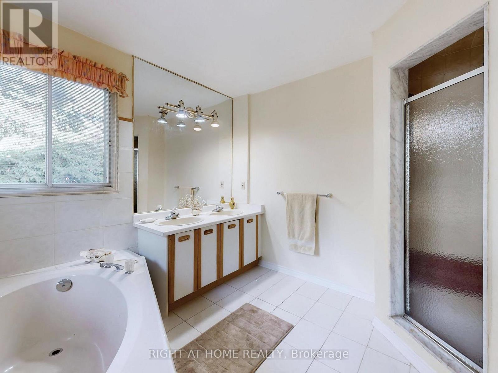 58 Samantha Circle, Richmond Hill, Ontario  L4B 2R6 - Photo 30 - N12489436