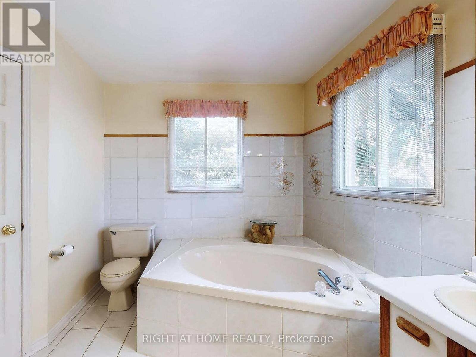 58 Samantha Circle, Richmond Hill, Ontario  L4B 2R6 - Photo 31 - N12489436