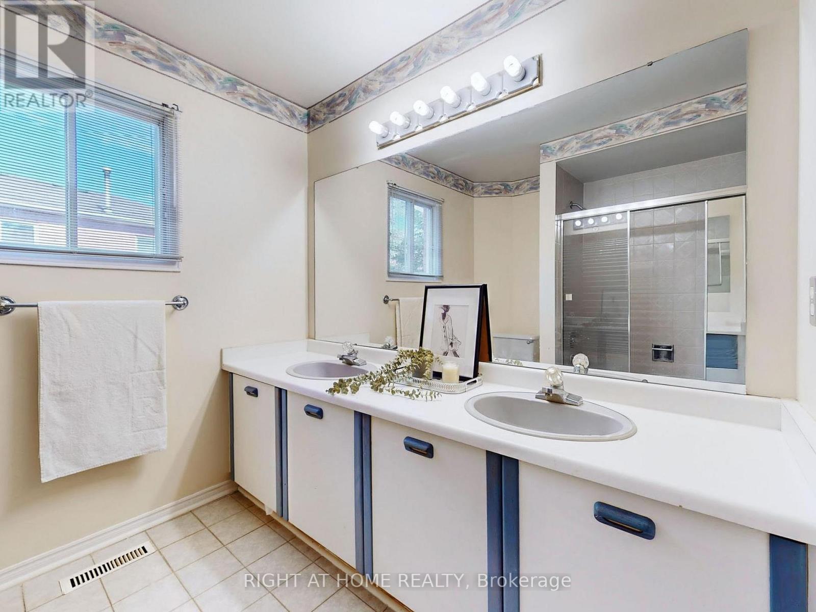 58 Samantha Circle, Richmond Hill, Ontario  L4B 2R6 - Photo 39 - N12489436