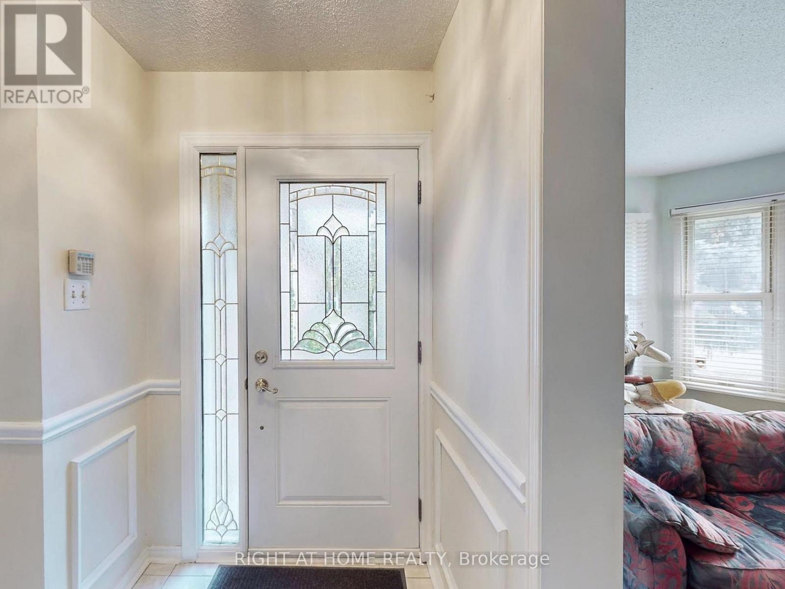 58 Samantha Circle, Richmond Hill, Ontario  L4B 2R6 - Photo 5 - N12489436