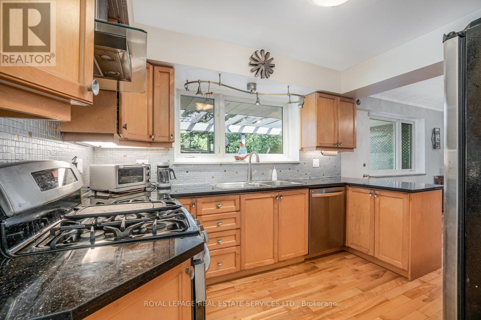 10 Greenbrook Drive, Toronto, Ontario  M6M 2J9 - Photo 11 - W12489464