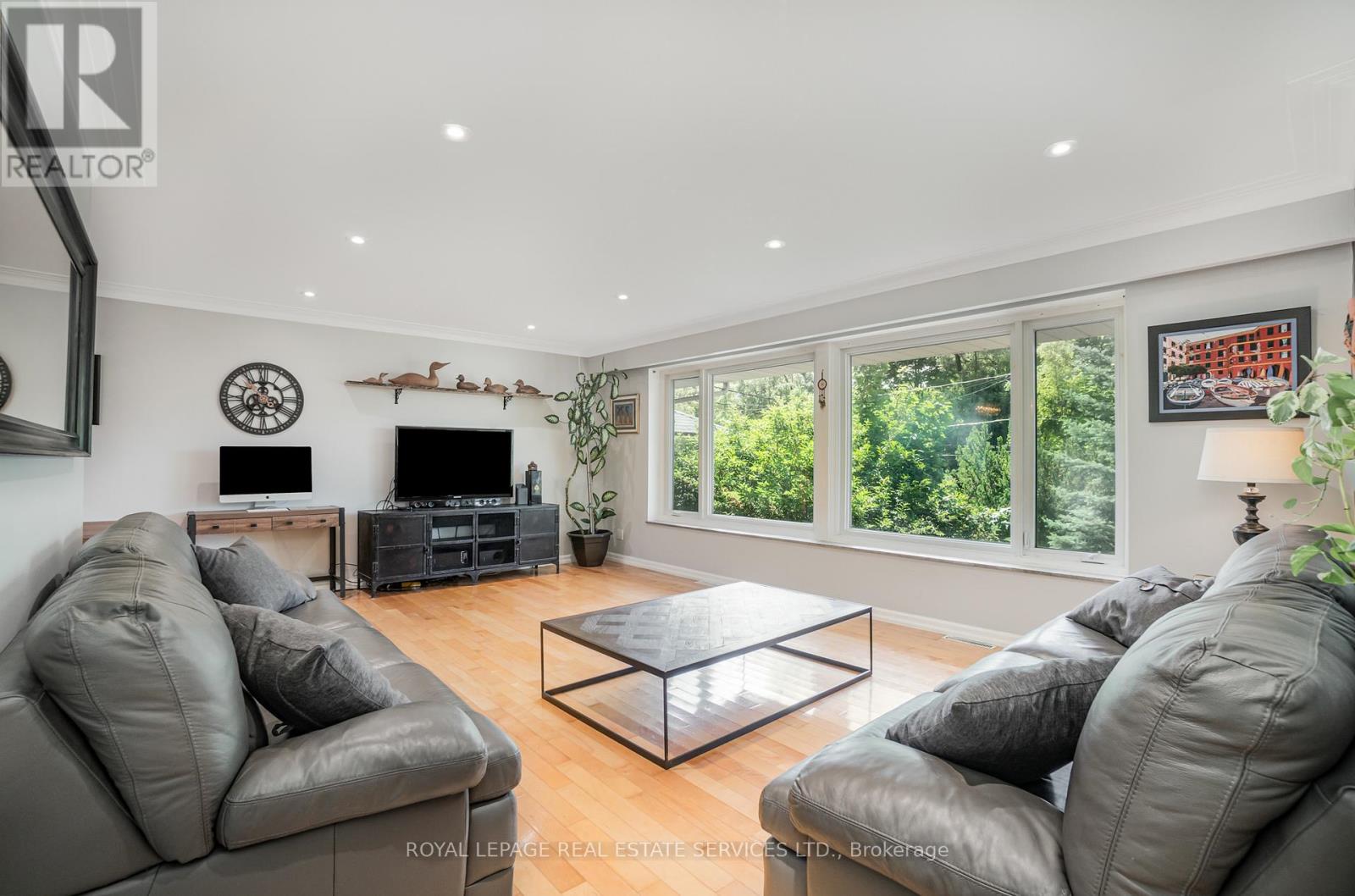 10 Greenbrook Drive, Toronto, Ontario  M6M 2J9 - Photo 6 - W12489464