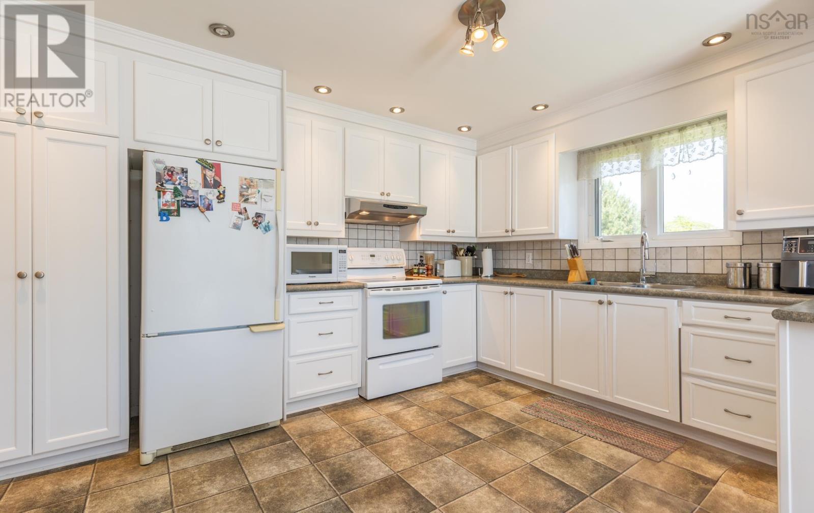 4 Harbourview Drive, Yarmouth, Nova Scotia  B5A 4C3 - Photo 17 - 202516380