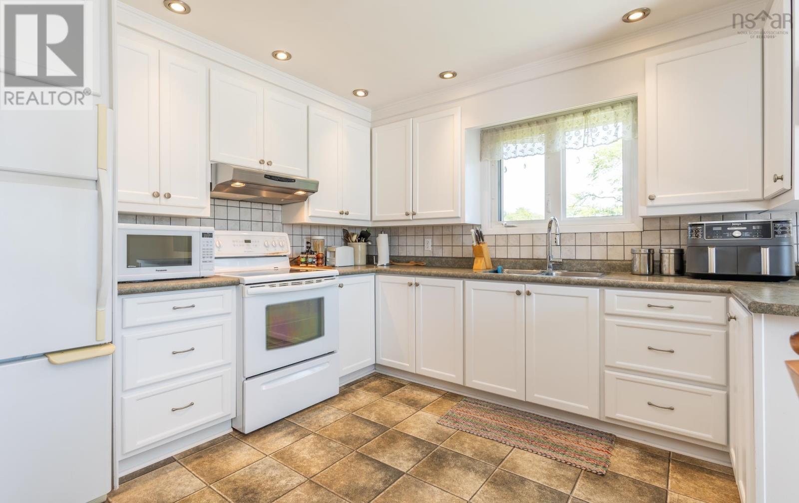 4 Harbourview Drive, Yarmouth, Nova Scotia  B5A 4C3 - Photo 18 - 202516380