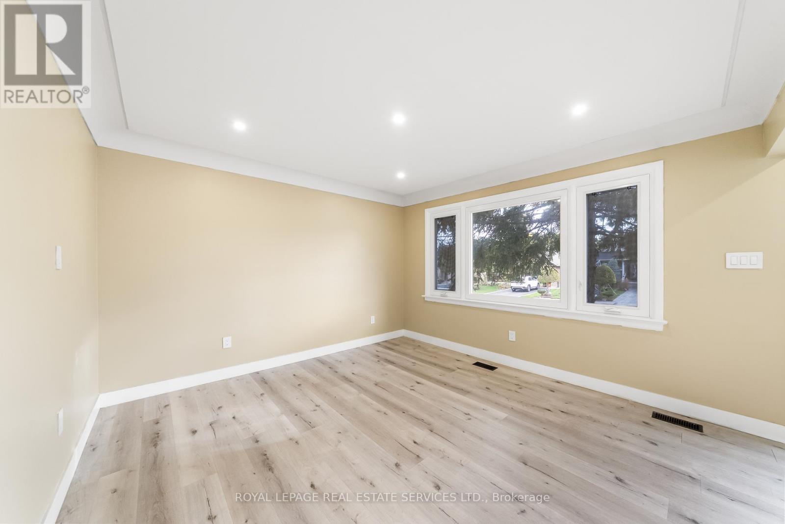 260 West 16th Street, Hamilton, Ontario  L9C 4C6 - Photo 3 - X12489486