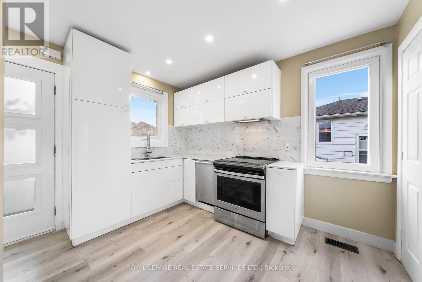 260 West 16th Street, Hamilton, Ontario  L9C 4C6 - Photo 6 - X12489486