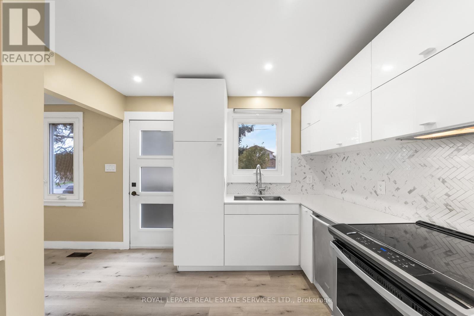 260 West 16th Street, Hamilton, Ontario  L9C 4C6 - Photo 8 - X12489486