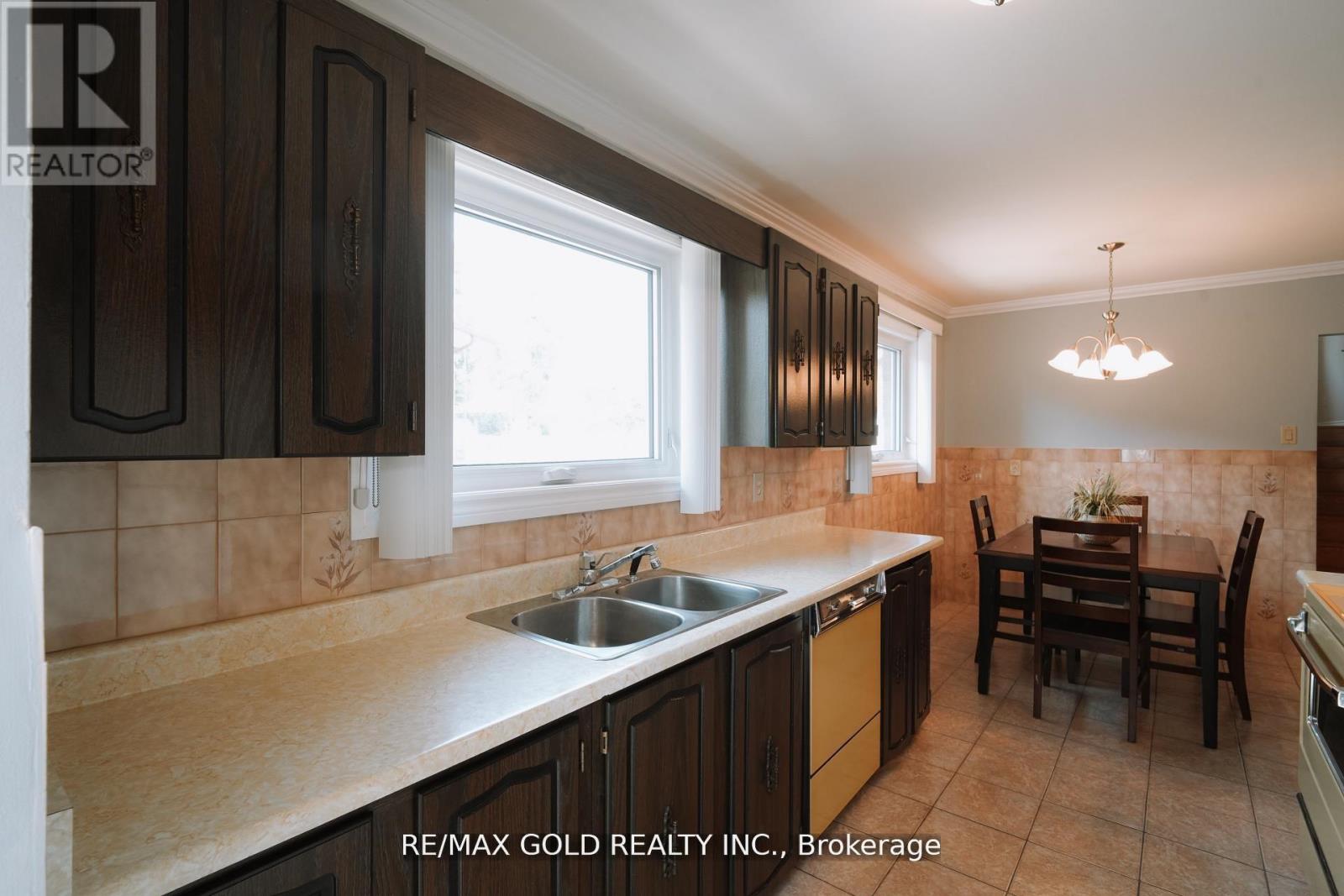 44 Chatsworth Drive, Brampton, Ontario  L6X 2L9 - Photo 13 - W12488594