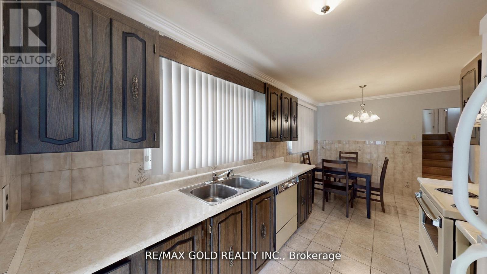 44 Chatsworth Drive, Brampton, Ontario  L6X 2L9 - Photo 11 - W12488594