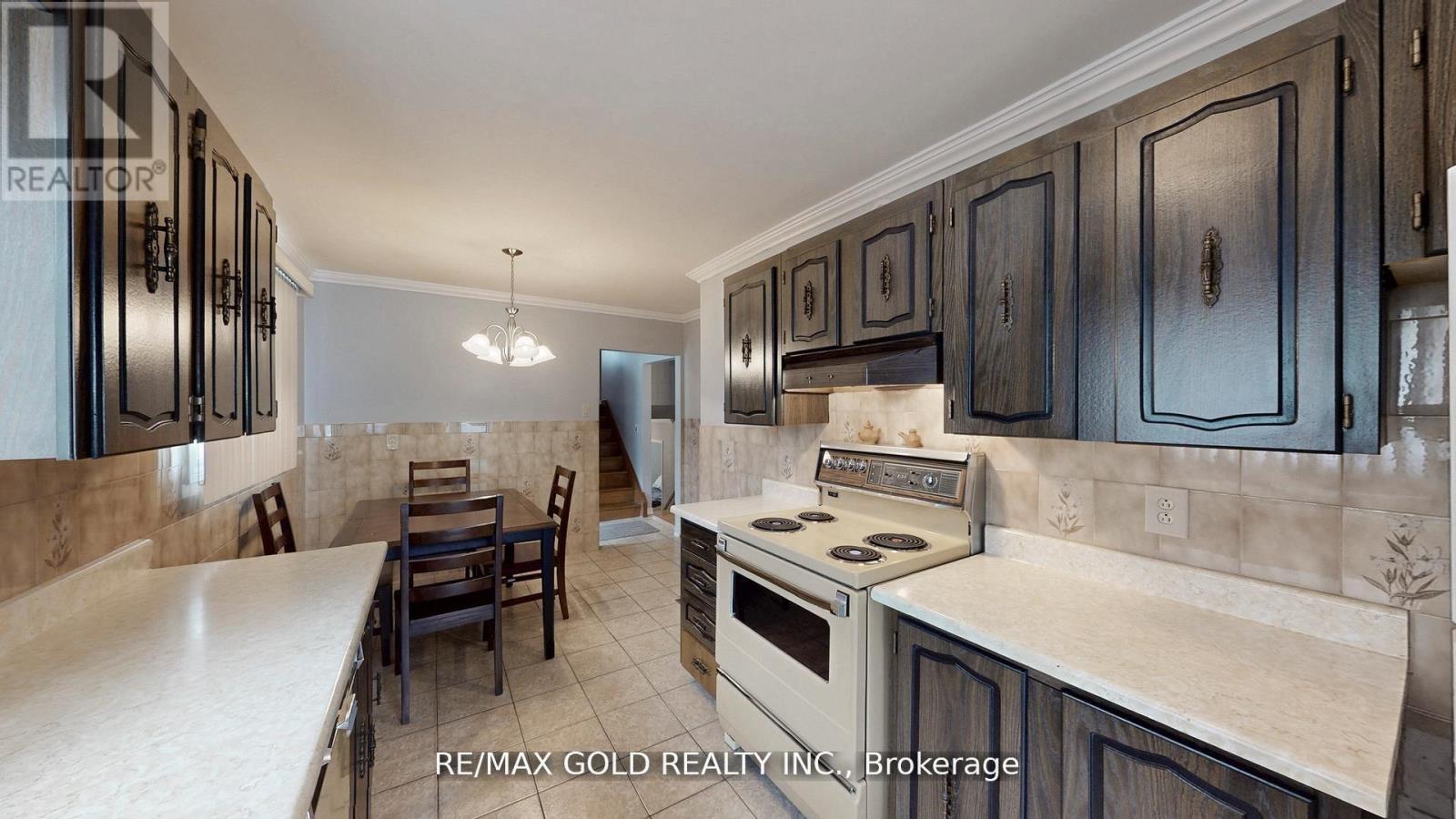 44 Chatsworth Drive, Brampton, Ontario  L6X 2L9 - Photo 10 - W12488594