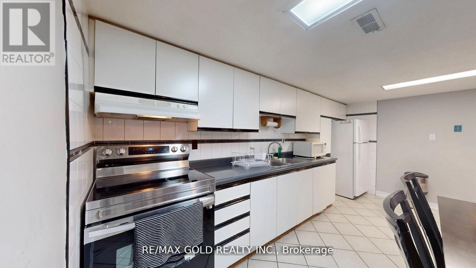 44 Chatsworth Drive, Brampton, Ontario  L6X 2L9 - Photo 28 - W12488594