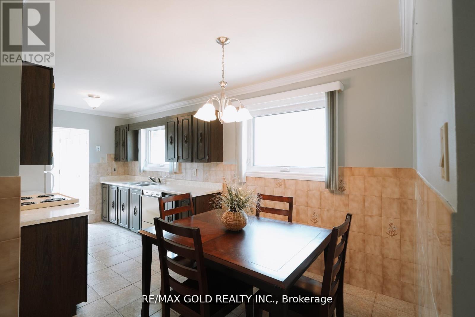 44 Chatsworth Drive, Brampton, Ontario  L6X 2L9 - Photo 12 - W12488594