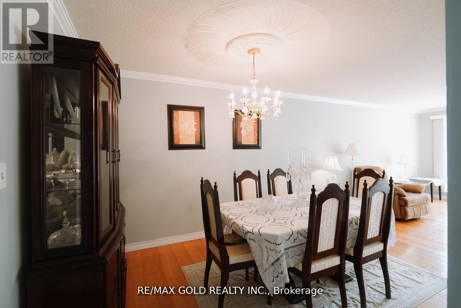 44 Chatsworth Drive, Brampton, Ontario  L6X 2L9 - Photo 9 - W12488594