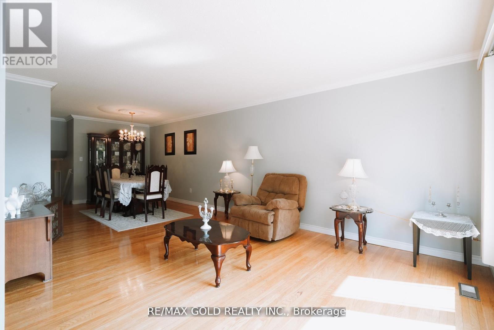 44 Chatsworth Drive, Brampton, Ontario  L6X 2L9 - Photo 6 - W12488594