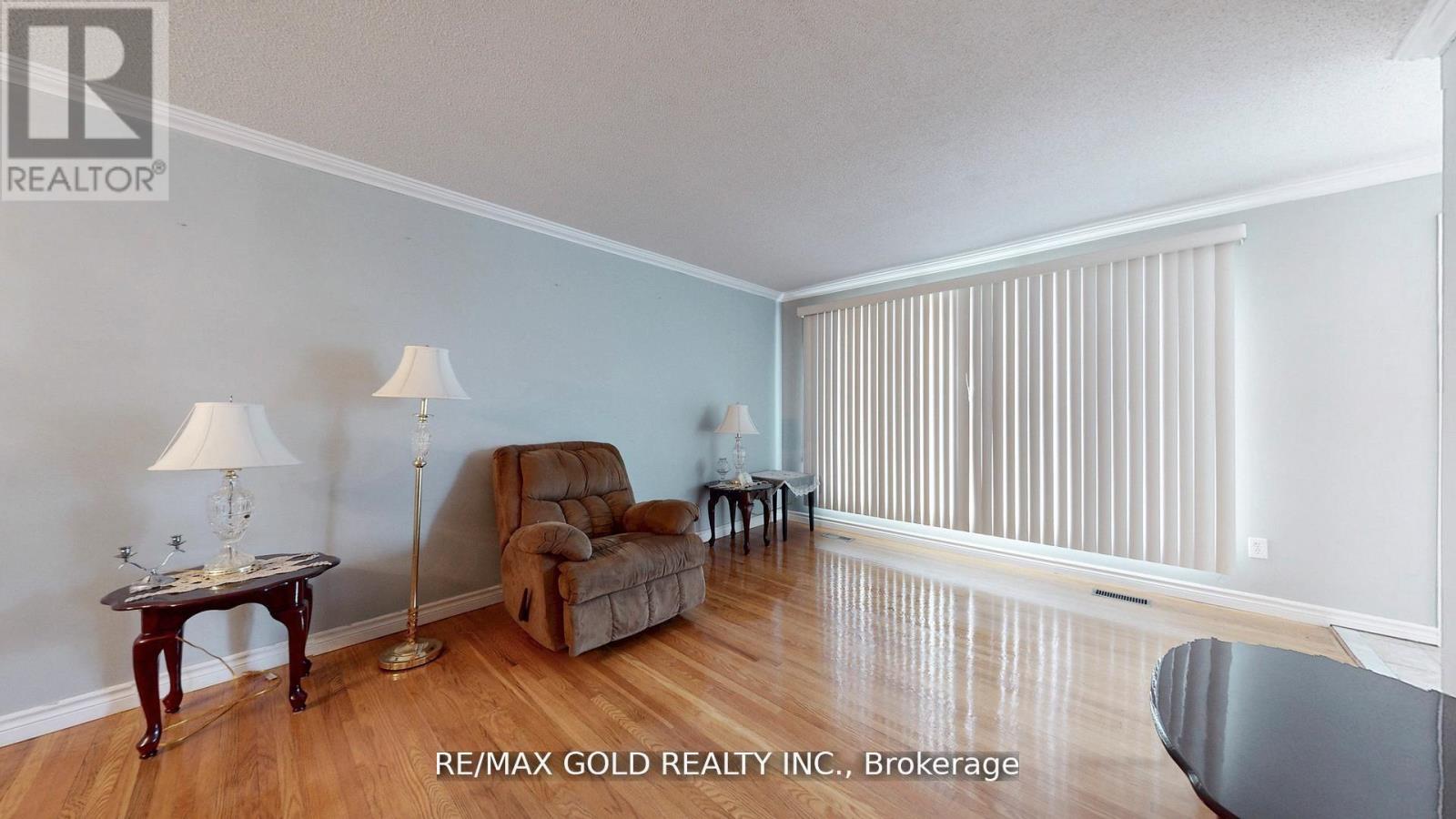 44 Chatsworth Drive, Brampton, Ontario  L6X 2L9 - Photo 7 - W12488594