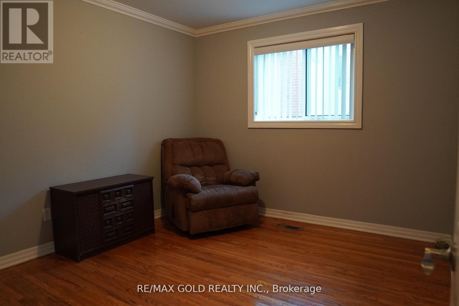 44 Chatsworth Drive, Brampton, Ontario  L6X 2L9 - Photo 23 - W12488594