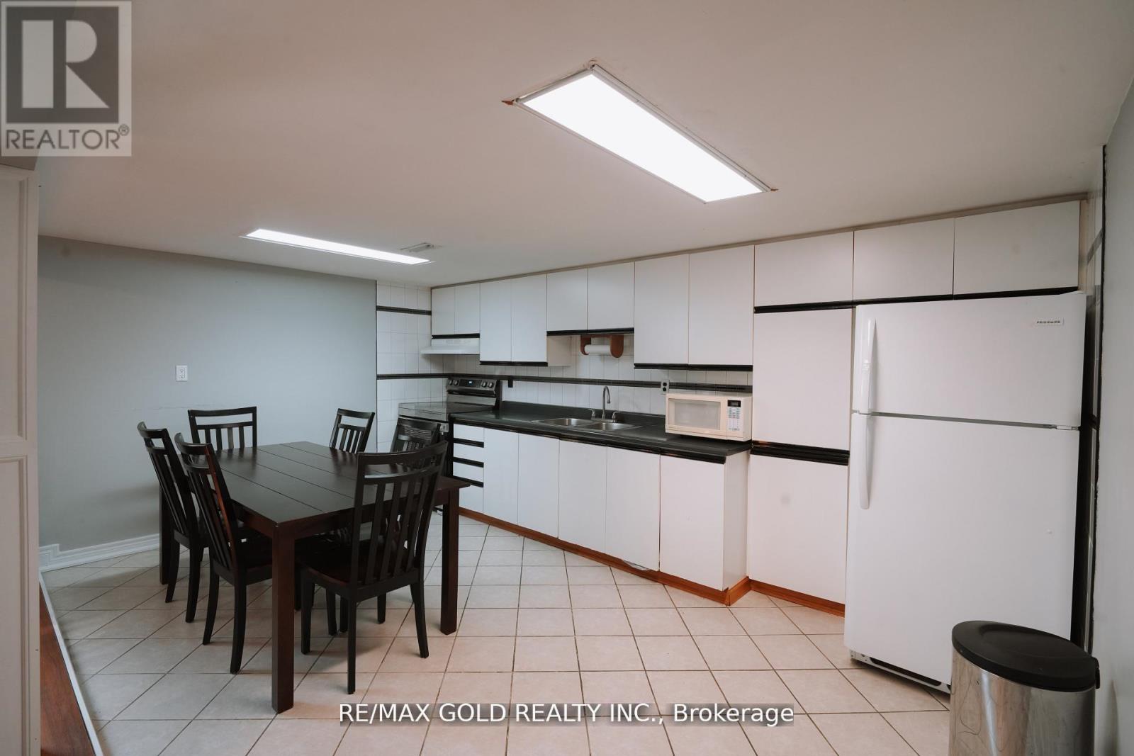 44 Chatsworth Drive, Brampton, Ontario  L6X 2L9 - Photo 31 - W12488594