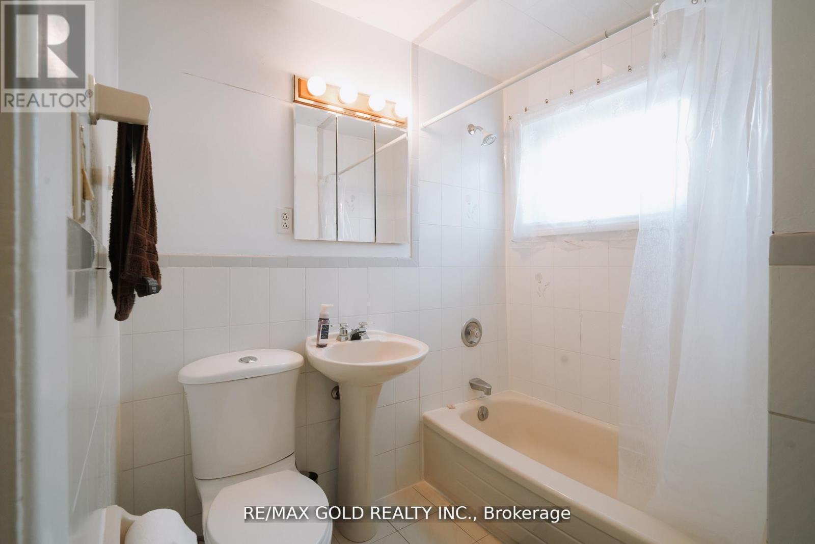 44 Chatsworth Drive, Brampton, Ontario  L6X 2L9 - Photo 32 - W12488594