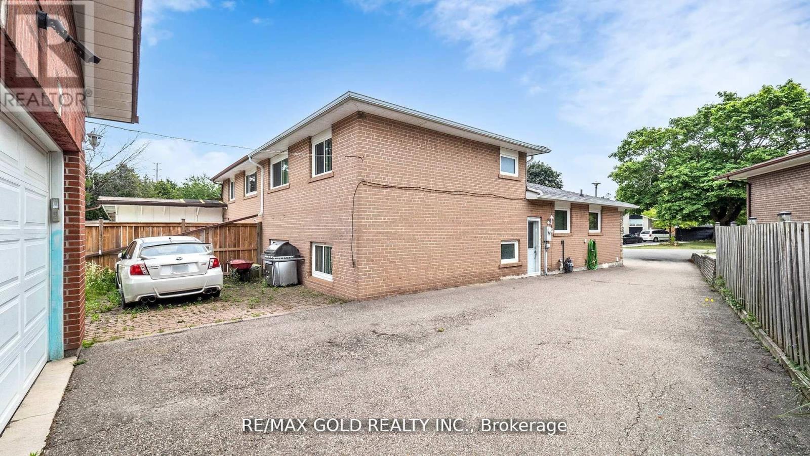 44 Chatsworth Drive, Brampton, Ontario  L6X 2L9 - Photo 5 - W12488594