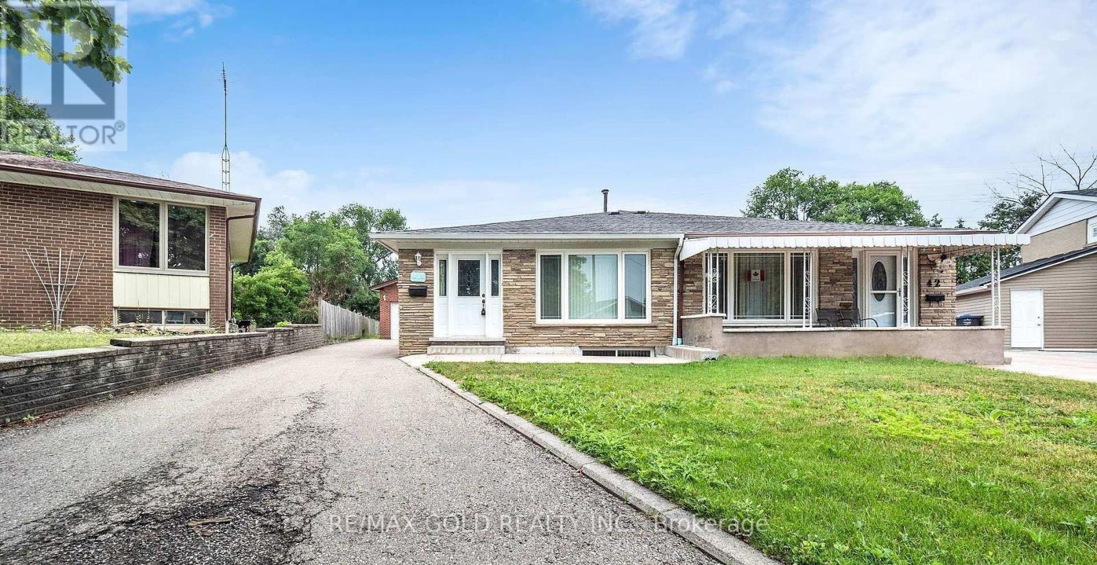 44 CHATSWORTH DRIVE, Brampton, Ontario