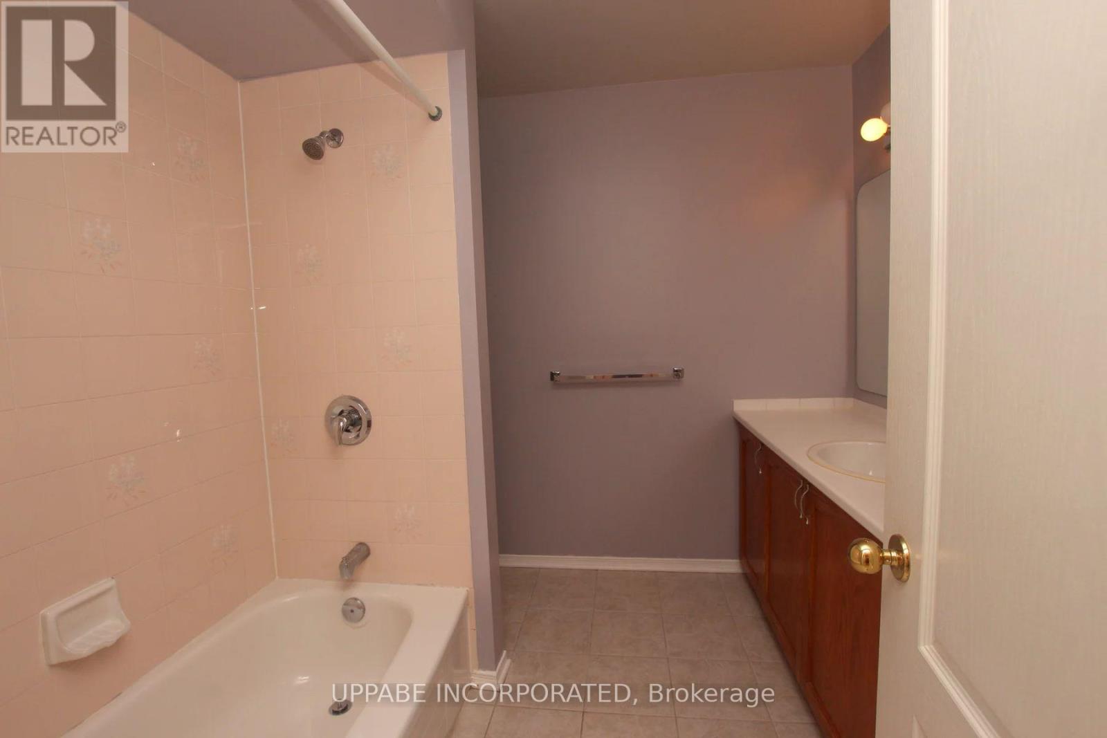 6075 Pineglade Crescent, Ottawa, Ontario  K1W 1H1 - Photo 10 - X12489640