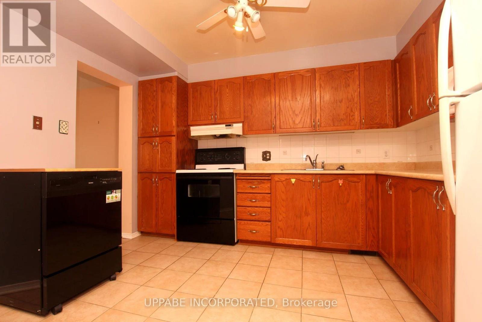 6075 Pineglade Crescent, Ottawa, Ontario  K1W 1H1 - Photo 2 - X12489640