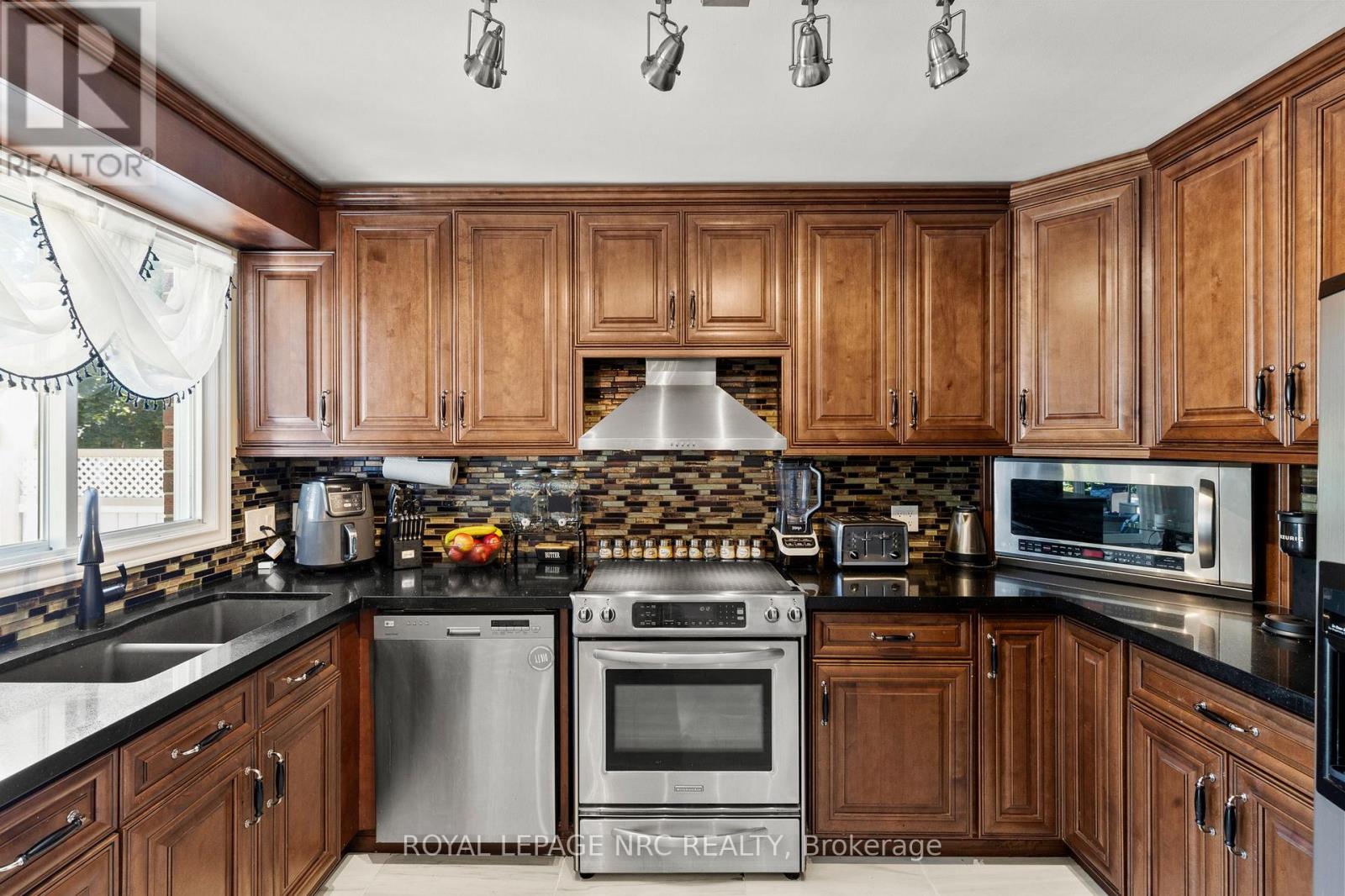 86 Huntington Lane, St. Catharines, Ontario  L2S 3R6 - Photo 13 - X12489594