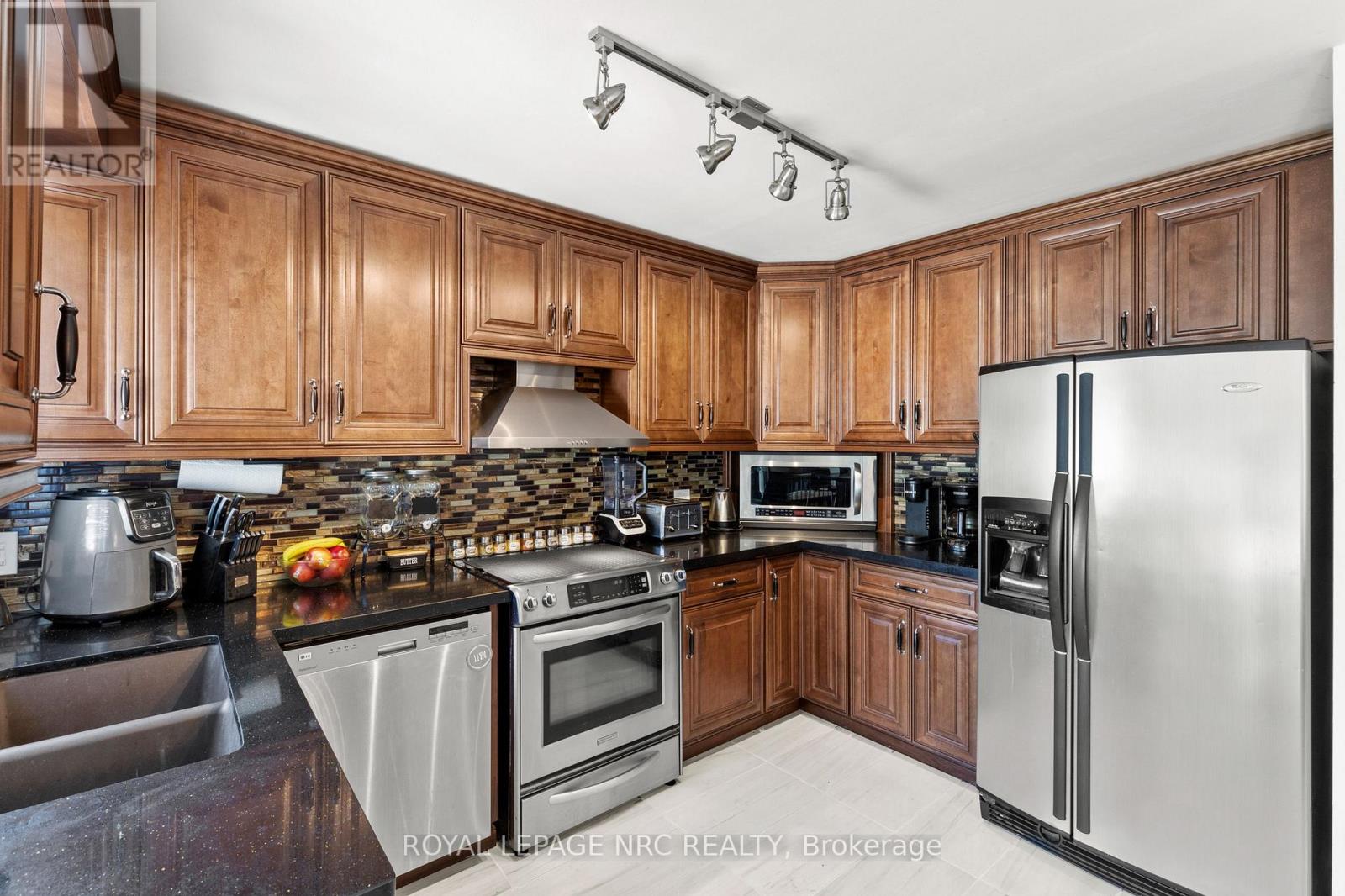 86 Huntington Lane, St. Catharines, Ontario  L2S 3R6 - Photo 14 - X12489594