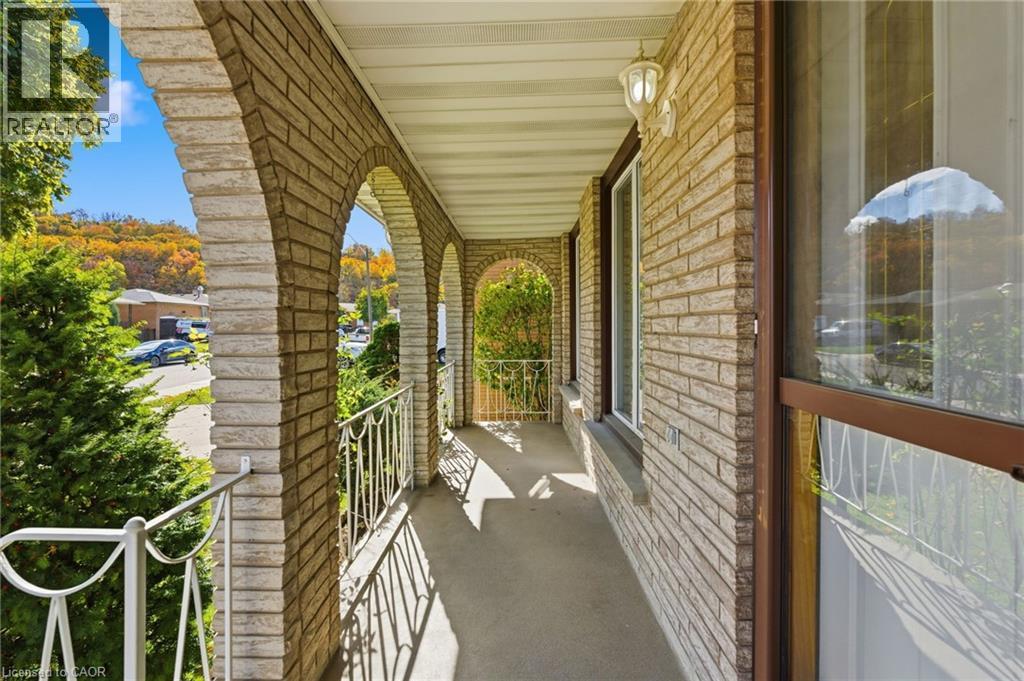 16 Tara Court, Hamilton, Ontario  L8K 6E6 - Photo 4 - 40779484