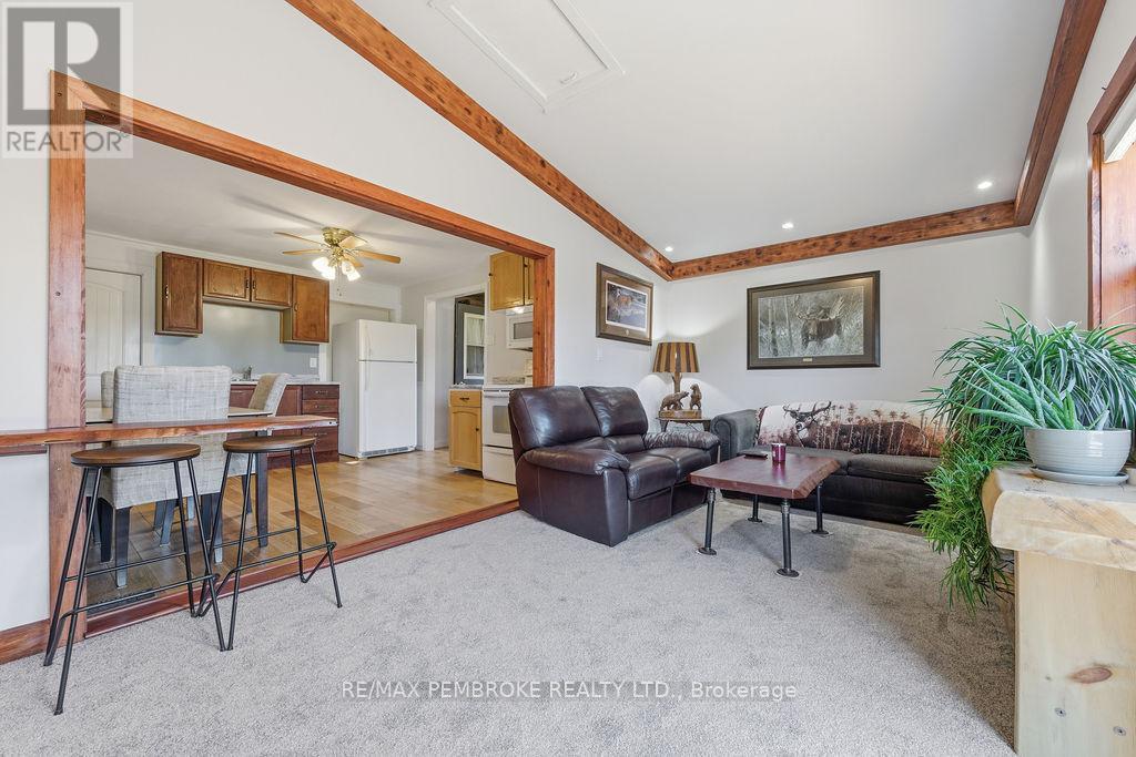 554 Thompson Street, Pembroke, Ontario  K8A 3S1 - Photo 14 - X12489574