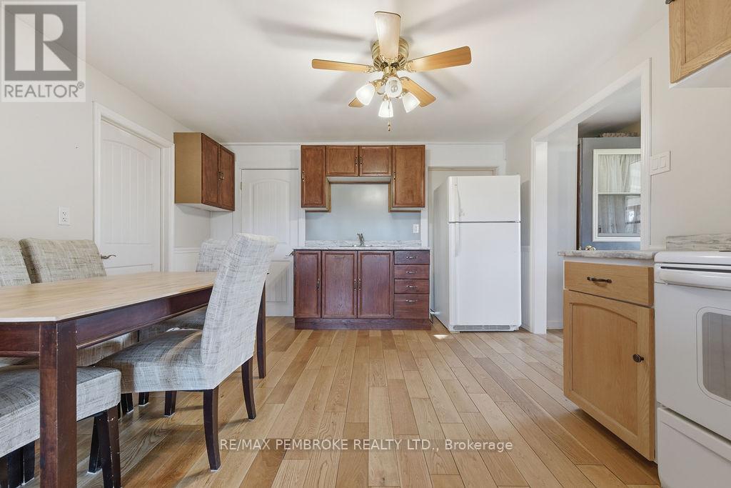 554 Thompson Street, Pembroke, Ontario  K8A 3S1 - Photo 19 - X12489574