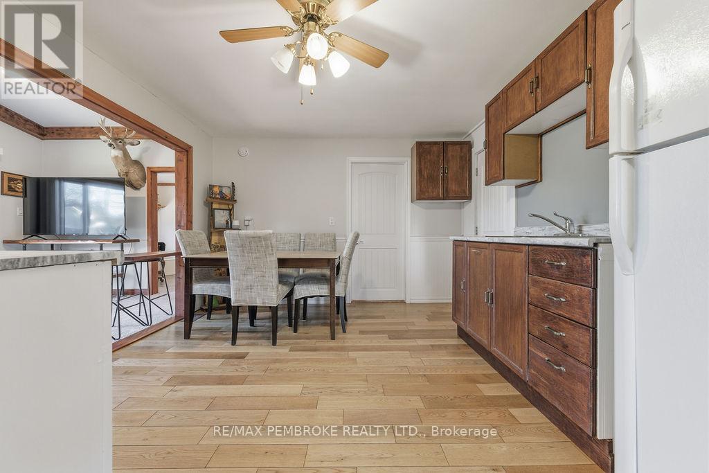 554 Thompson Street, Pembroke, Ontario  K8A 3S1 - Photo 20 - X12489574