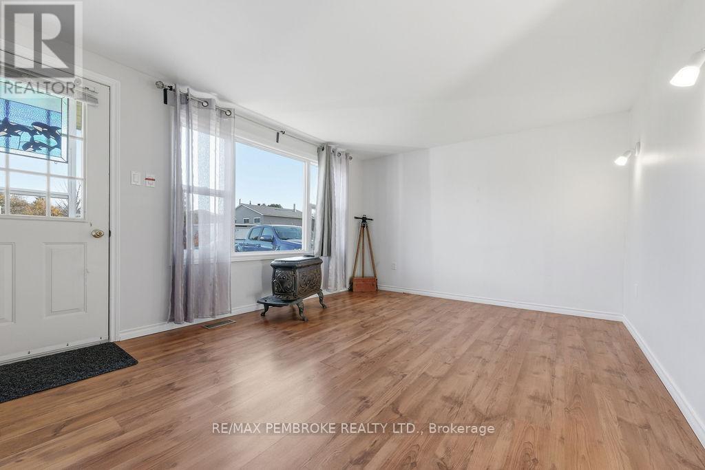 554 Thompson Street, Pembroke, Ontario  K8A 3S1 - Photo 29 - X12489574