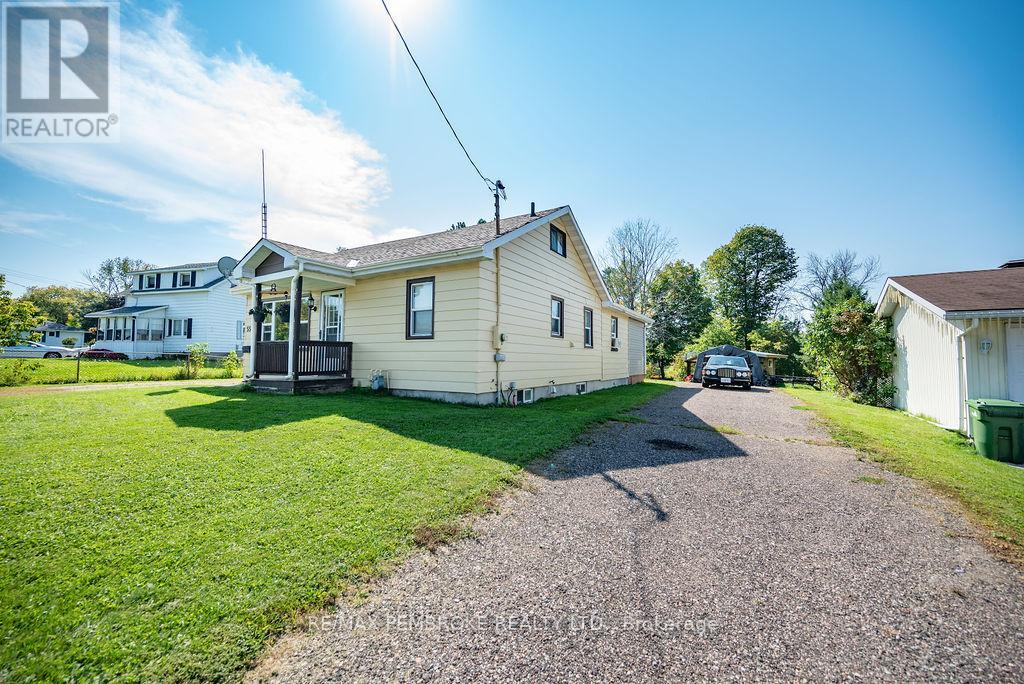 554 Thompson Street, Pembroke, Ontario  K8A 3S1 - Photo 3 - X12489574