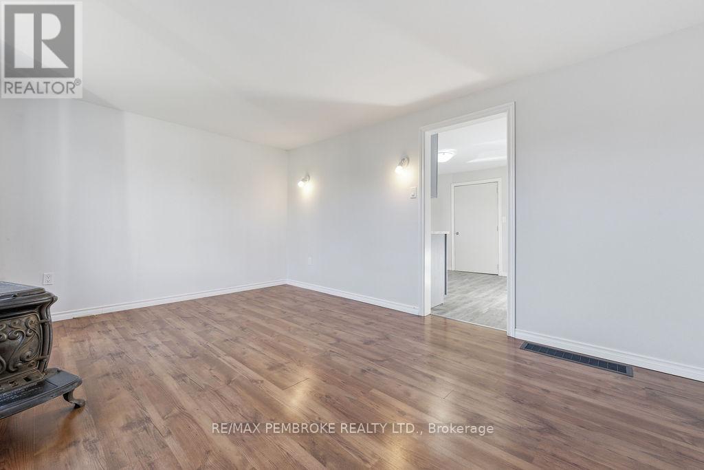 554 Thompson Street, Pembroke, Ontario  K8A 3S1 - Photo 30 - X12489574