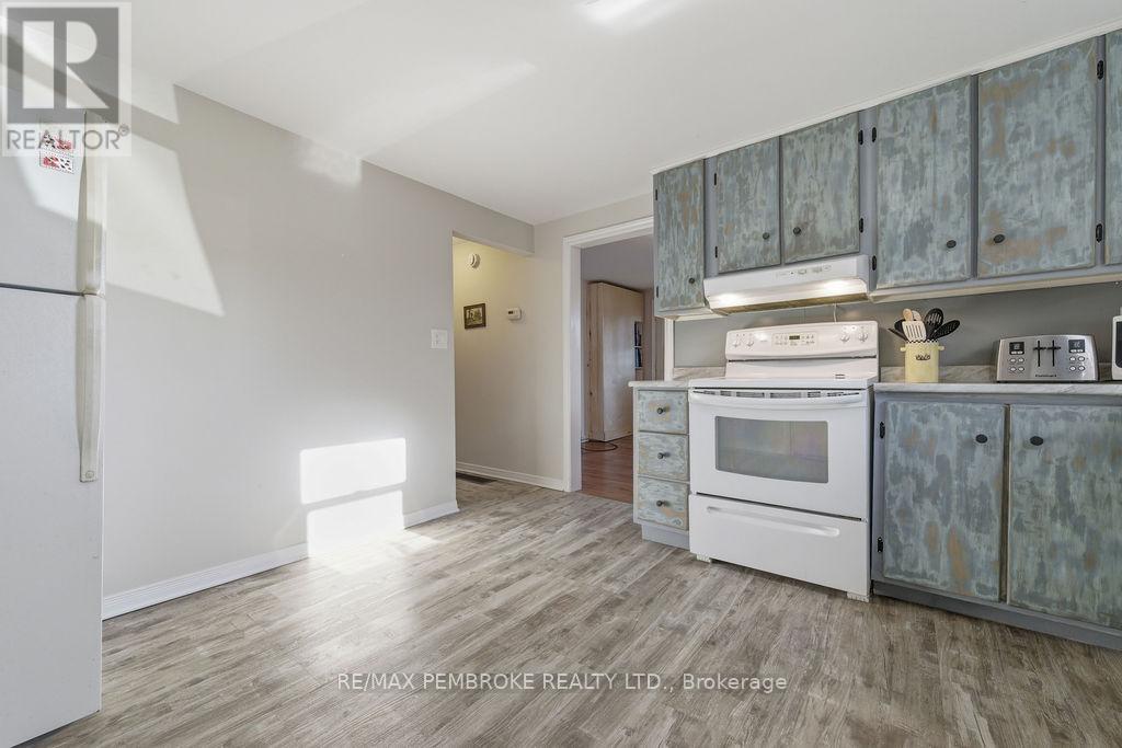 554 Thompson Street, Pembroke, Ontario  K8A 3S1 - Photo 32 - X12489574