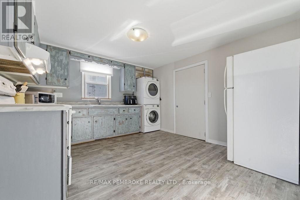 554 Thompson Street, Pembroke, Ontario  K8A 3S1 - Photo 34 - X12489574