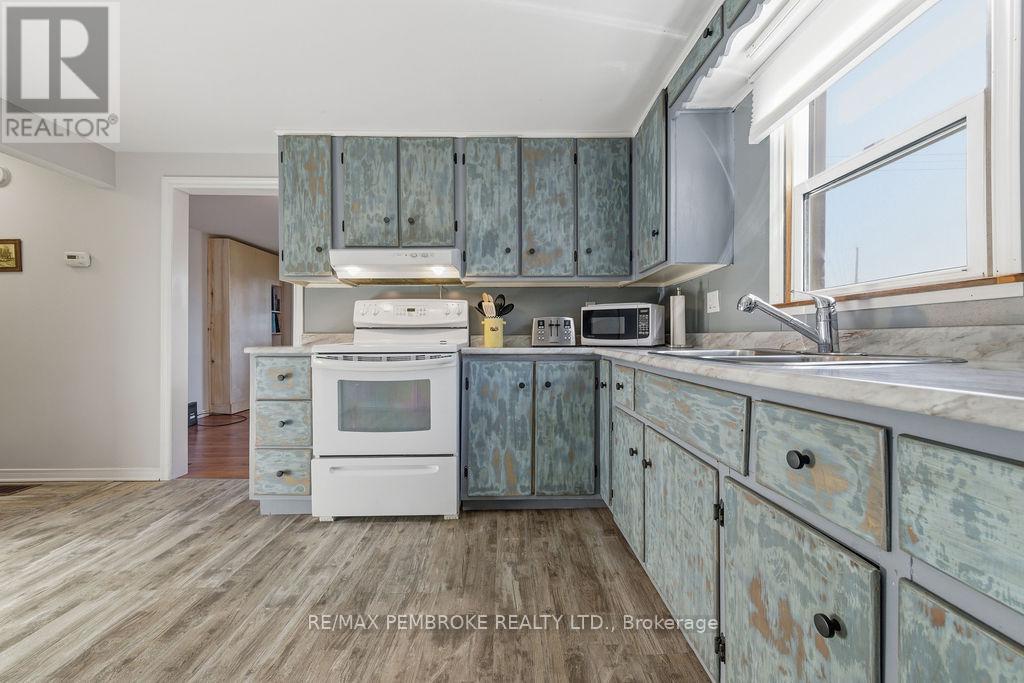 554 Thompson Street, Pembroke, Ontario  K8A 3S1 - Photo 35 - X12489574