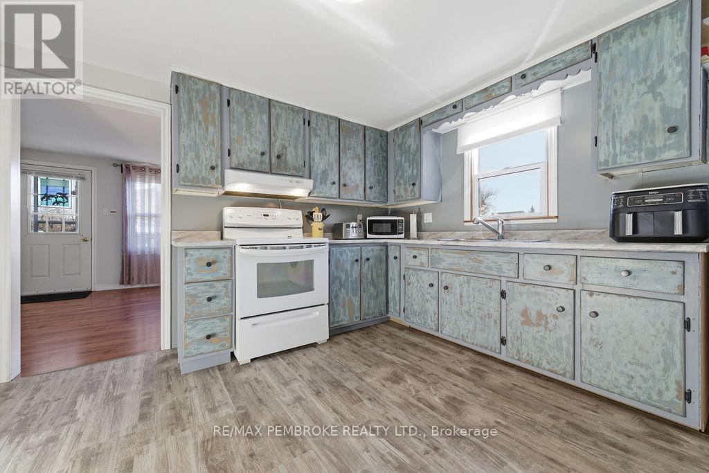 554 Thompson Street, Pembroke, Ontario  K8A 3S1 - Photo 36 - X12489574