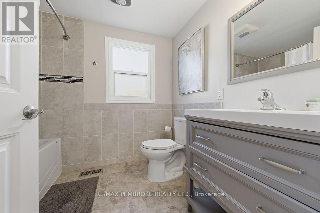 554 Thompson Street, Pembroke, Ontario  K8A 3S1 - Photo 39 - X12489574