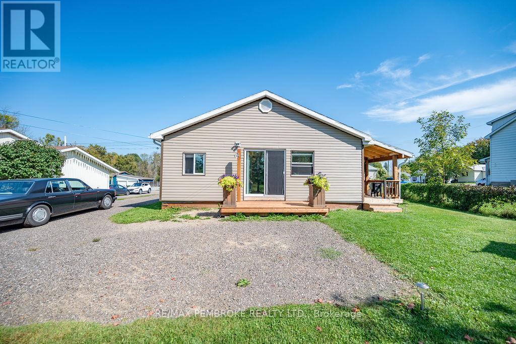 554 Thompson Street, Pembroke, Ontario  K8A 3S1 - Photo 4 - X12489574